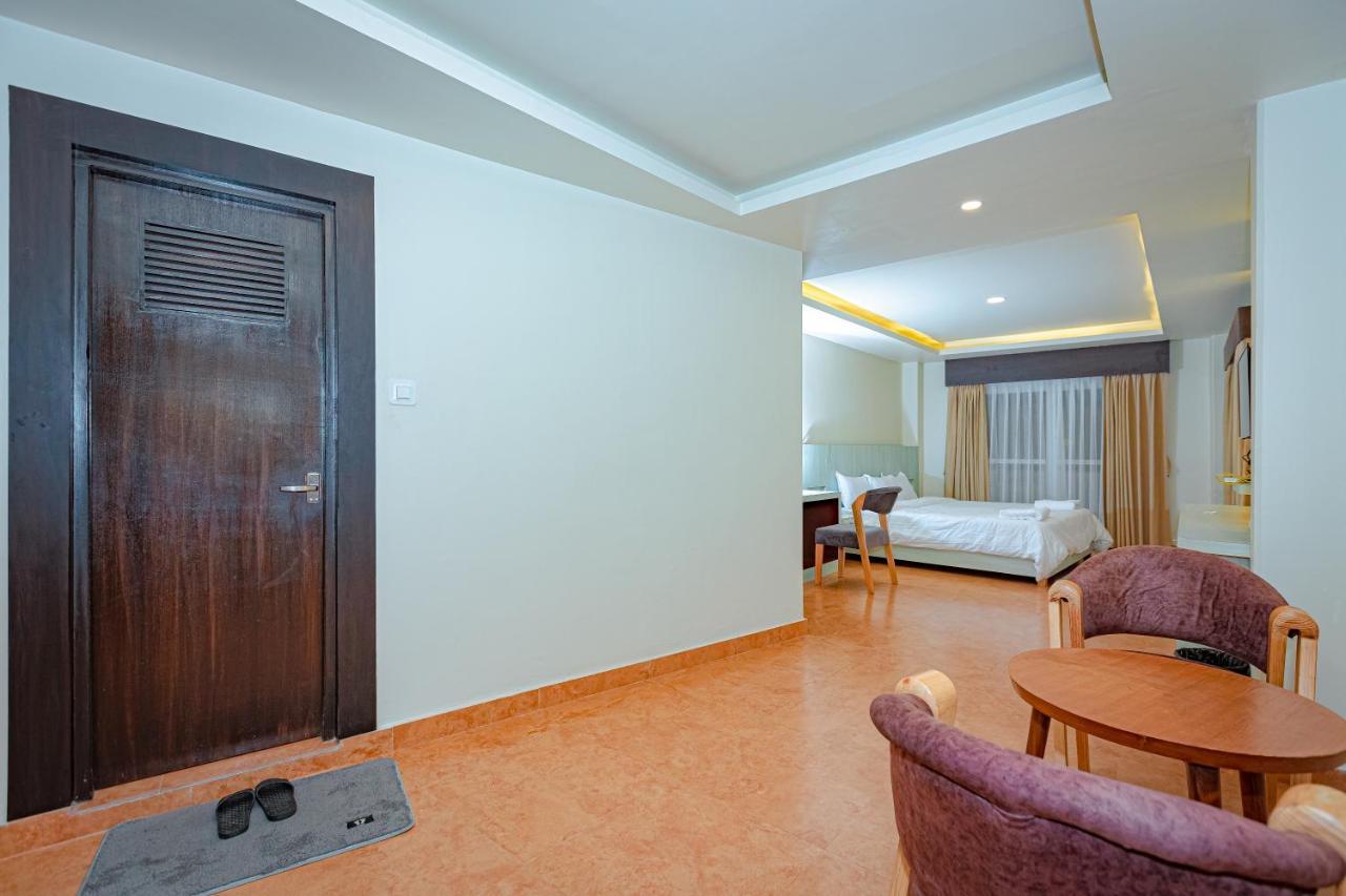 Poms Penthouse Apartment Pokhara Exterior photo